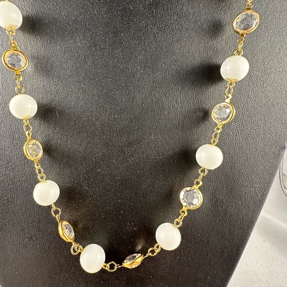 Vintage Austrian Crystal USA necklace with white glass beads and clear crystals - Picture 3 of 5